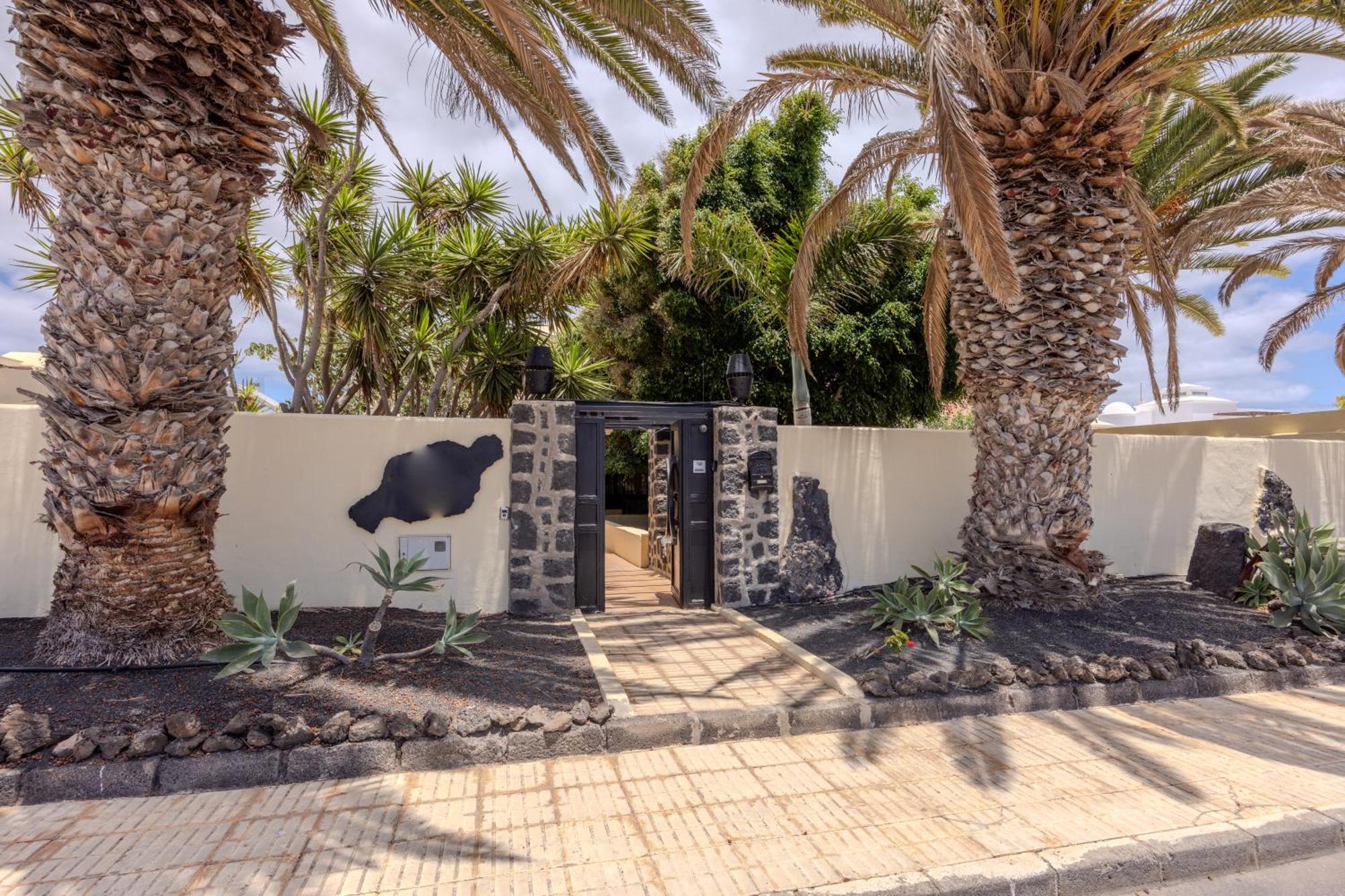 Luxury Canarian Villa With Large Pool In Costa Teguise Teguise  Exterior photo